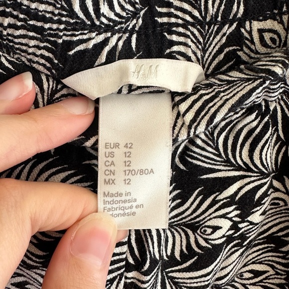 H&M Black and White Feather Print Ankle Pants, Fun Flowy Pants, Size 12 - Picture 8 of 15